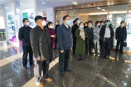12月14日，張家界市政協(xié)黨組書(shū)記、主席歐陽(yáng)斌一行來(lái)到張家界高新區(qū)萬(wàn)眾實(shí)業(yè)集團(tuán)有限公司，宣講黨的二十大精神